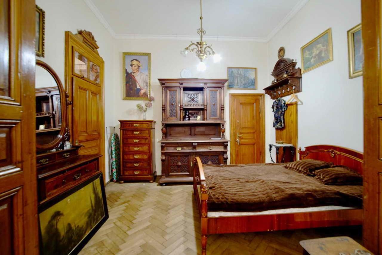 Eva Stories Movie Apartment on Rynok Square Lemberg Exterior foto