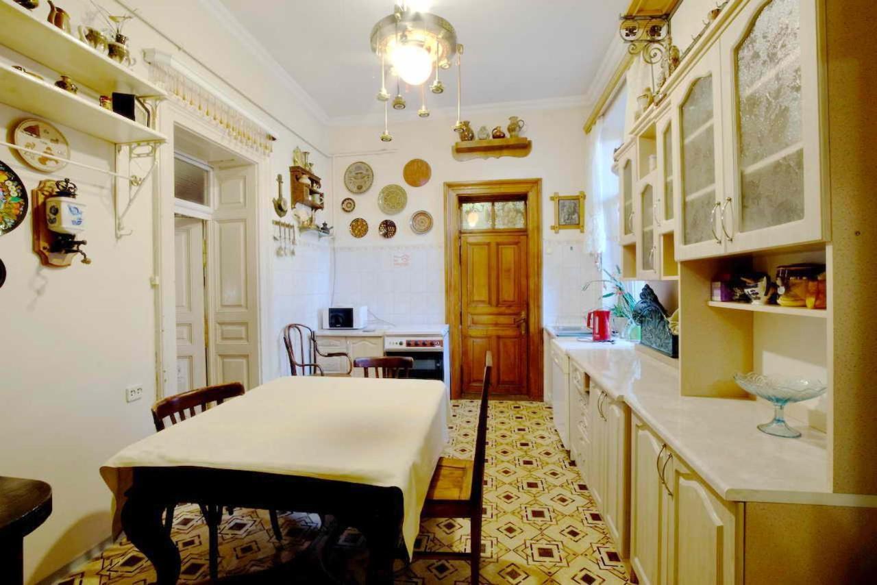 Eva Stories Movie Apartment on Rynok Square Lemberg Exterior foto