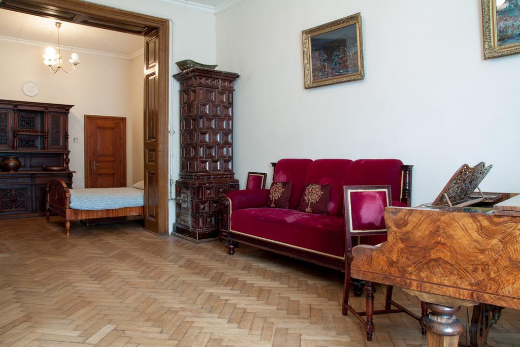 Eva Stories Movie Apartment on Rynok Square Lemberg Exterior foto