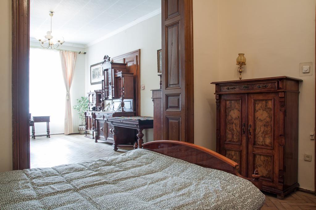 Eva Stories Movie Apartment on Rynok Square Lemberg Exterior foto